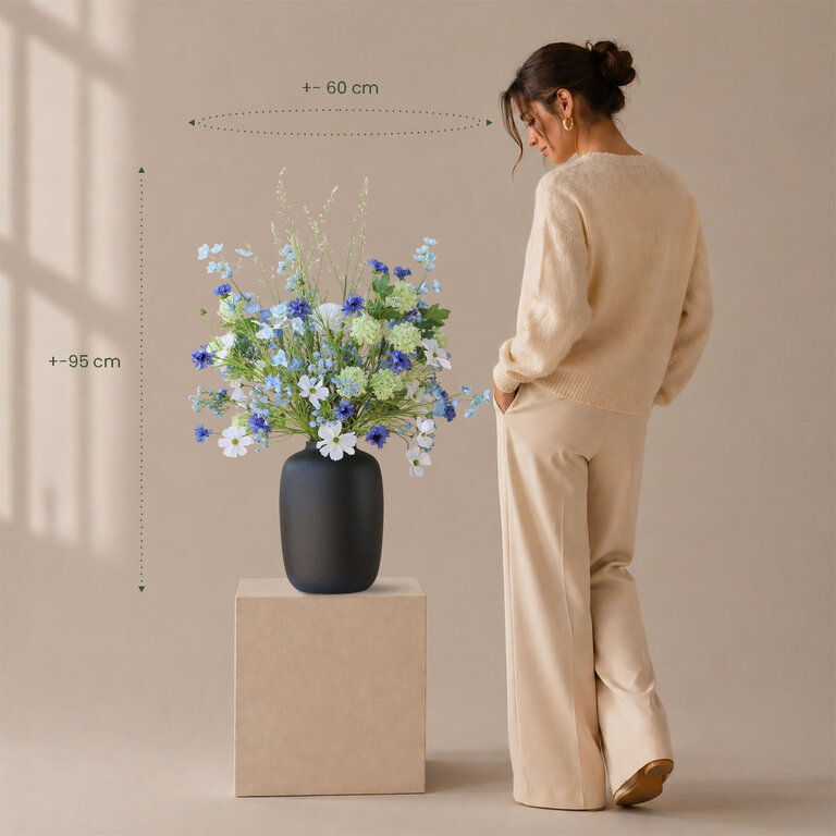 Zijden bloemen boeket Mira Azure is een vol en puur boeket van kunstbloemen in blauwe, witte en groene tinten.