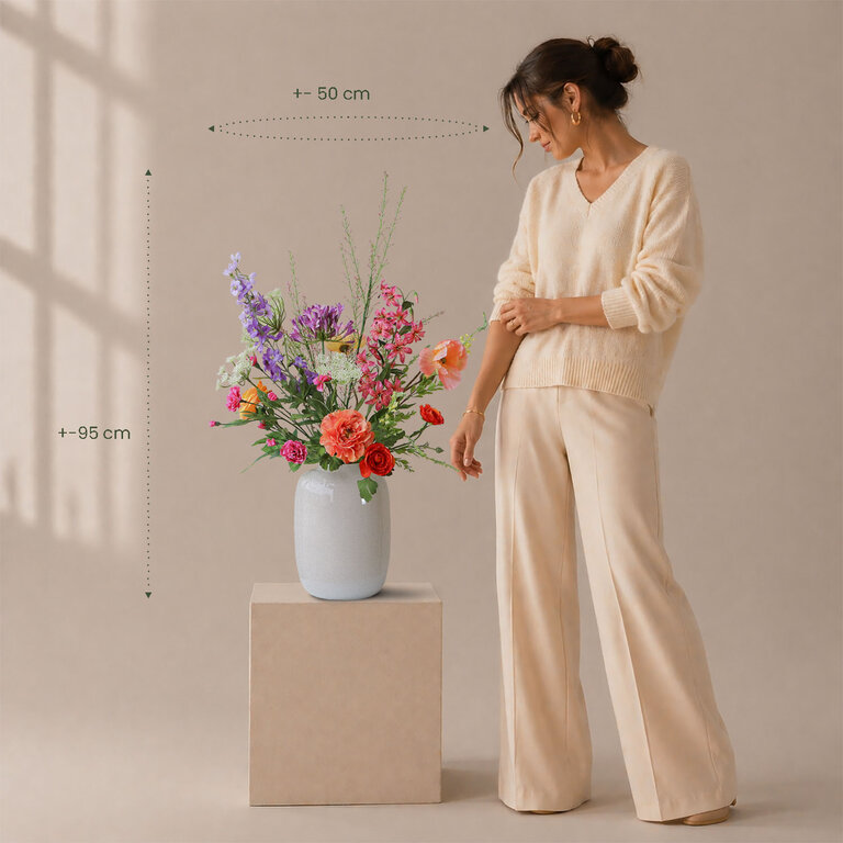 Zijden bloemen boeket Zayna Noor is een levendig en bont veldboeket van kunstbloemen in roze, oranje, paarse, witte en gele tinten.