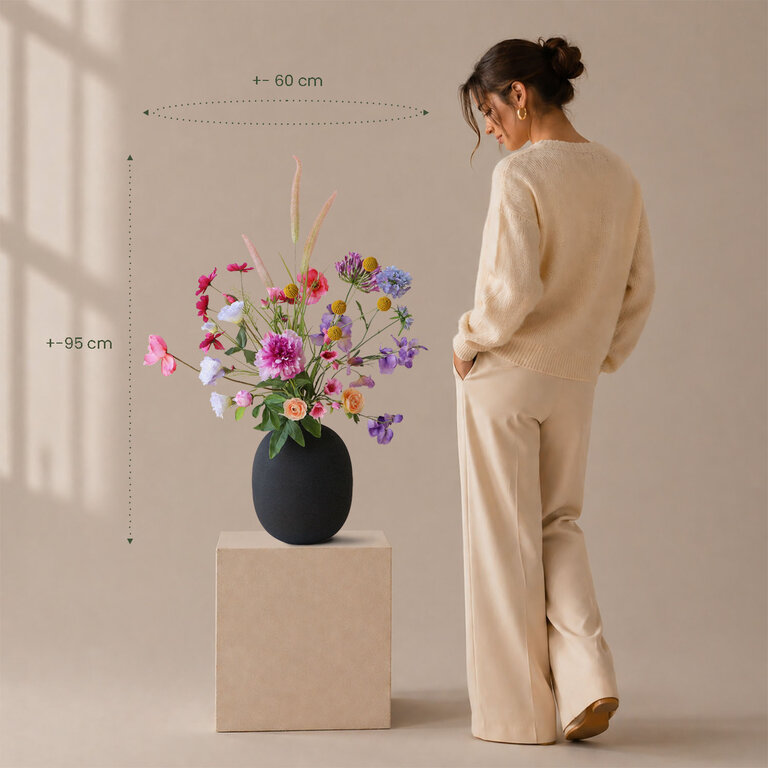 ★ Hét perfecte Moederdag cadeau! ★<br />
Zijden bloemen boeket Inara Field is een luchtig en organisch veldboeket van kunstbloemen in roze, paarse, gele en blauwe tinten.