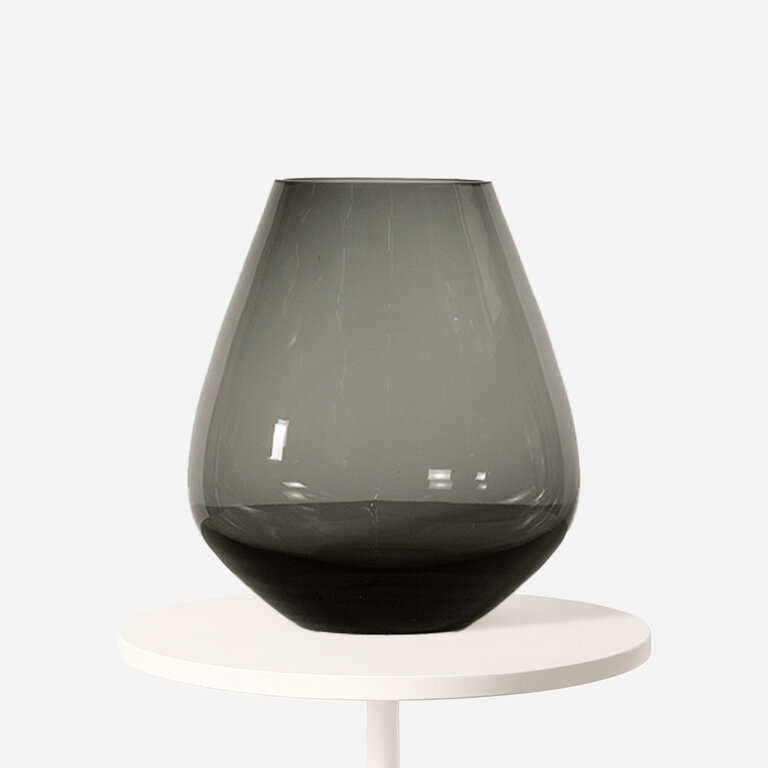 Vaas Tasman in de kleur antraciet van het merk Vase the World is een glazen vaas met een diameter van 20 cm en een hoogte van 22 cm.