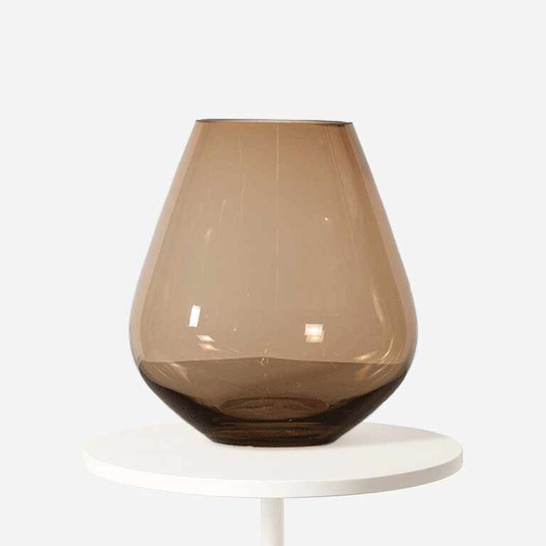 Vaas Tasman in de kleur beige van het merk Vase the World is een glazen vaas met een diameter van 20 cm en een hoogte van 22 cm.