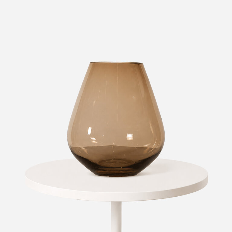 Vaas Tasman in de kleur beige van het merk Vase the World is een glazen vaas met een diameter van 18 cm en een hoogte van 20 cm.
