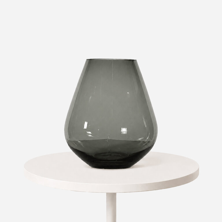 Vaas Tasman in de kleur antraciet van het merk Vase the World is een glazen vaas met een diameter van 18 cm en een hoogte van 20 cm.