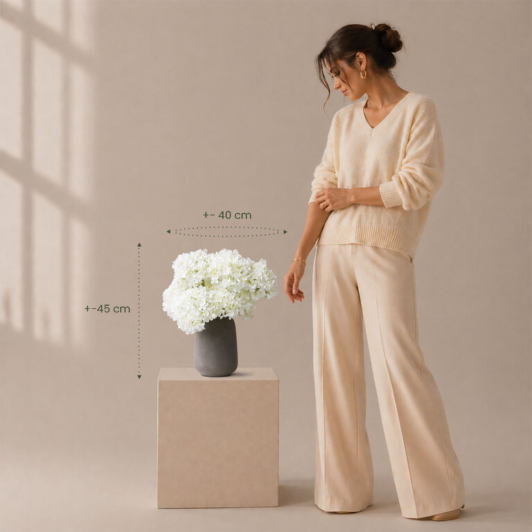 Zijden bloemen boeket Elara Snow is een klein en elegant boeket met witte hortensia's.