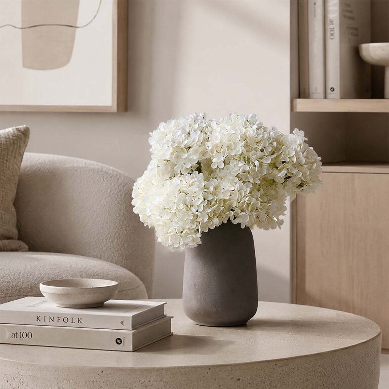 Zijden bloemen boeket Elara Snow is een klein en elegant boeket met witte hortensia's.
