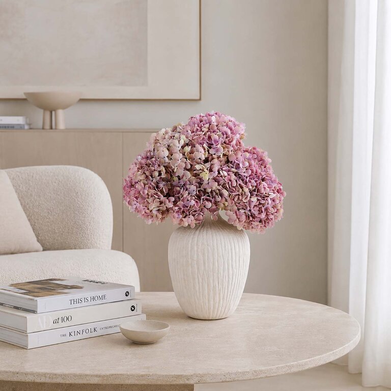 Zijden bloemen boeket Elara Bloom is een klein en elegant boeket met paarse hortensia's.