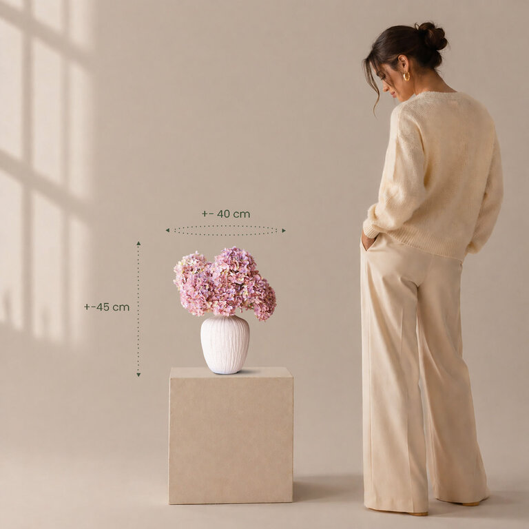 Zijden bloemen boeket Elara Bloom is een klein en elegant boeket met paarse hortensia's.