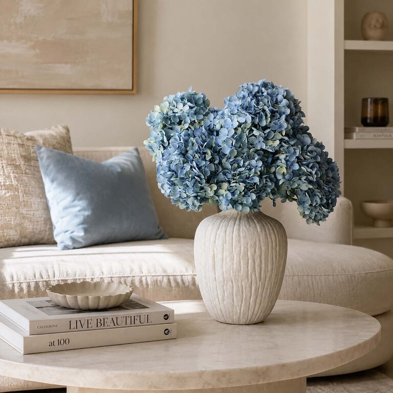Zijden bloemen boeket Elara Ocean is een klein en elegant boeket met blauwe hortensia's.