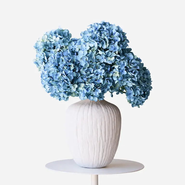 Zijden bloemen boeket Elara Ocean is een klein en elegant boeket met blauwe hortensia's.