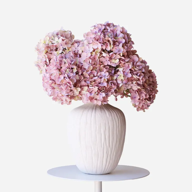 Zijden bloemen boeket Elara Bloom is een klein en elegant boeket met paarse hortensia's.