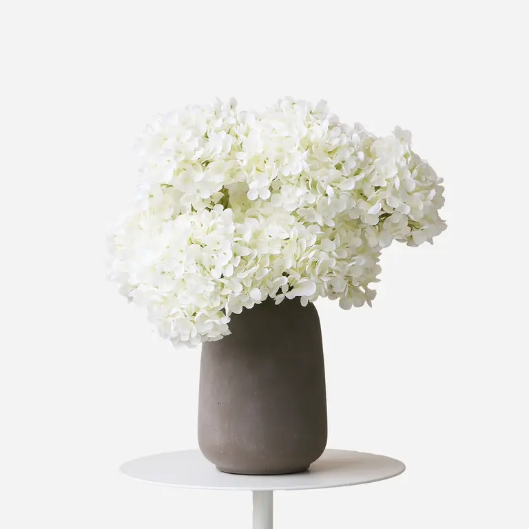 Zijden bloemen boeket Elara Snow is een klein en elegant boeket met witte hortensia's.