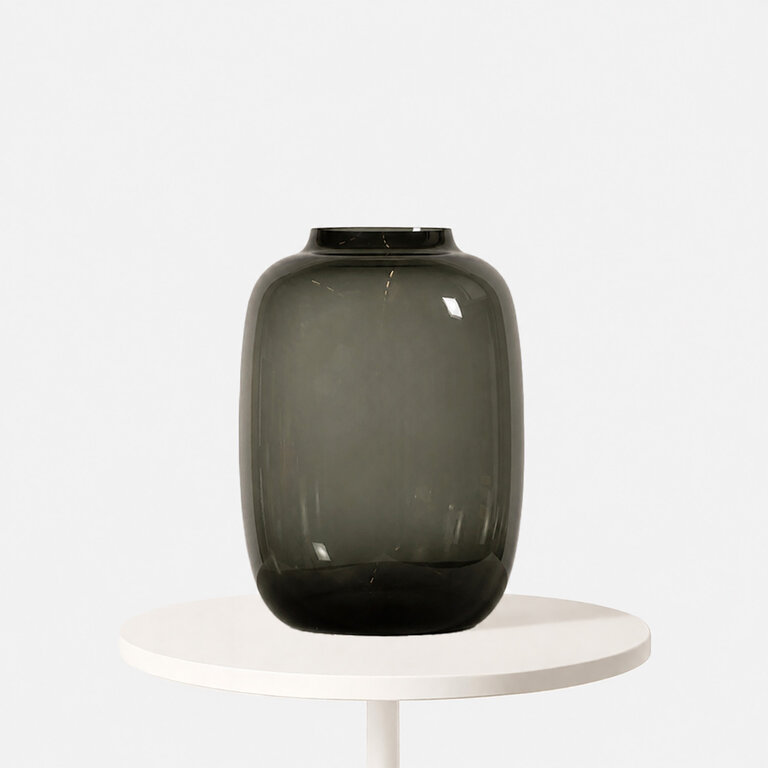 Vaas Kara in de kleur antraciet van het merk Vase the World is een glazen vaas met een diameter van 17 cm en een hoogte van 24 cm.