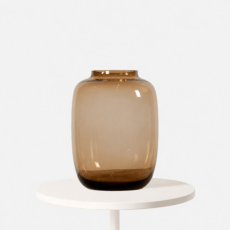 Vaas Artic in de kleur beige van het merk Vase the World is een glazen vaas met een diameter van 17 cm en een hoogte van 24 cm.