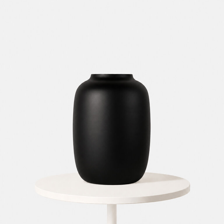 Vaas Artic in de kleur zwart van het merk Vase the World is een glazen vaas met een diameter van 17 cm en een hoogte van 24 cm.