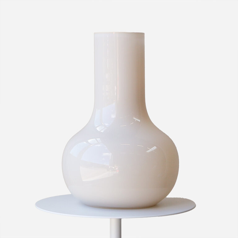 Vaas Seim in de kleur ivoorwit van het merk Vase the World is een glazen vaas met een diameter van 25,5 cm en een hoogte van 37 cm.