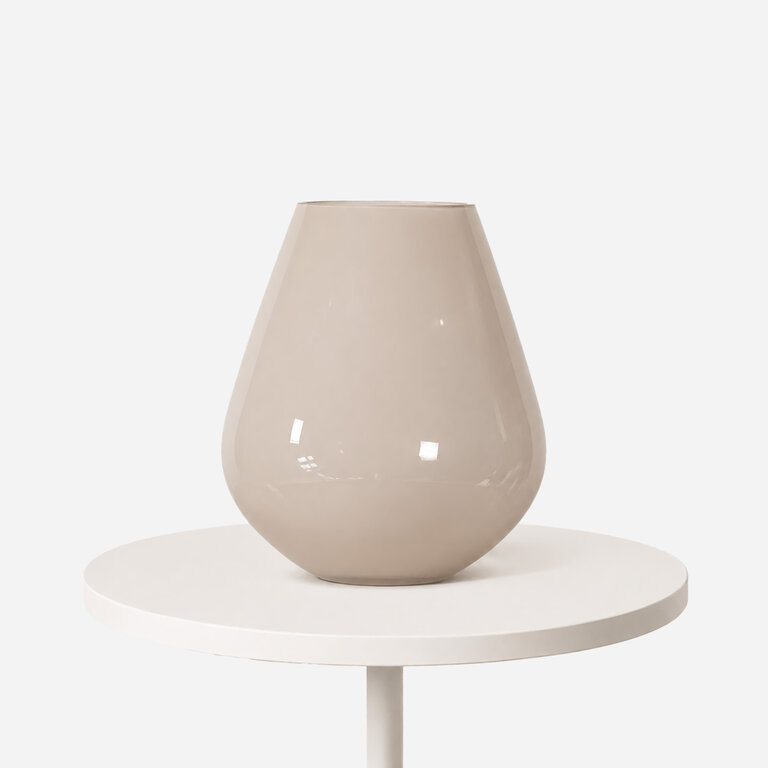 Vaas Tasman in de kleur ivoorwit van het merk Vase the World is een glazen vaas met een diameter van 18 cm en een hoogte van 20 cm.