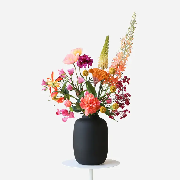 Zijden bloemen boeket Amira Sun is een warm en vrolijk veldboeket van kunstbloemen in oranje, roze, gele en paarse tinten.