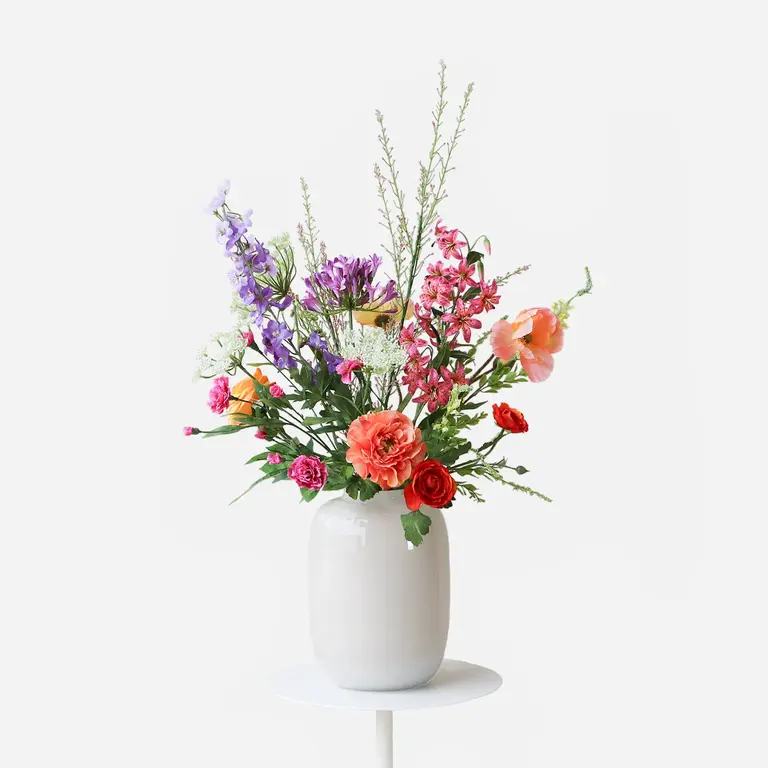 Zijden bloemen boeket Zayna Noor is een levendig en bont veldboeket van kunstbloemen in roze, oranje, paarse, witte en gele tinten.