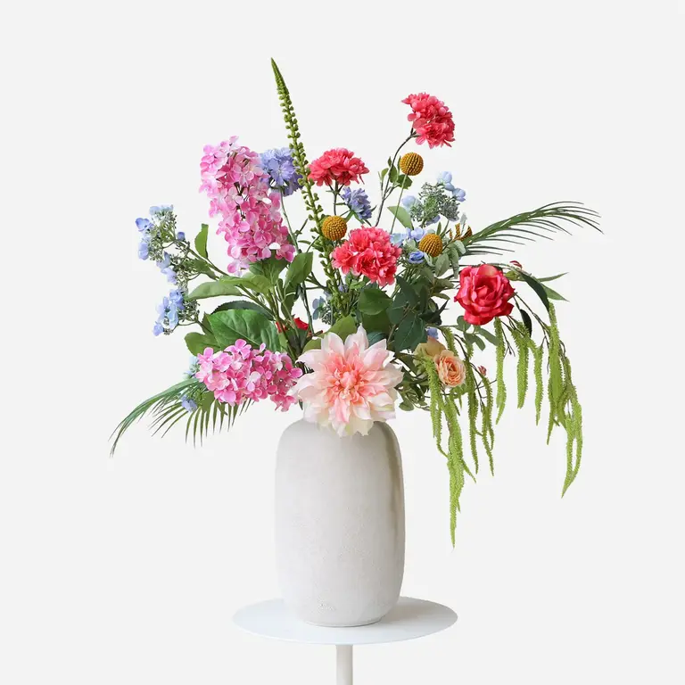 Zijden bloemen boeket Ayla Haze is een verfijnd en sereen boeket van kunstbloemen in roze, blauwe, gele en groene tinten.