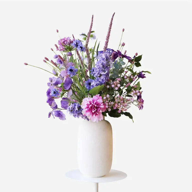 Zijden bloemen boeket Elin Violet is een elegant en harmonieus boeket van kunstbloemen in paarse en blauwe tinten.