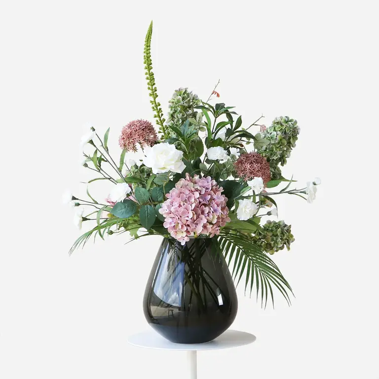 Zijden bloemen boeket Nola Pure is een klein en stijlvol boeket van kunstbloemen in groene, witte, paarse en roze tinten.