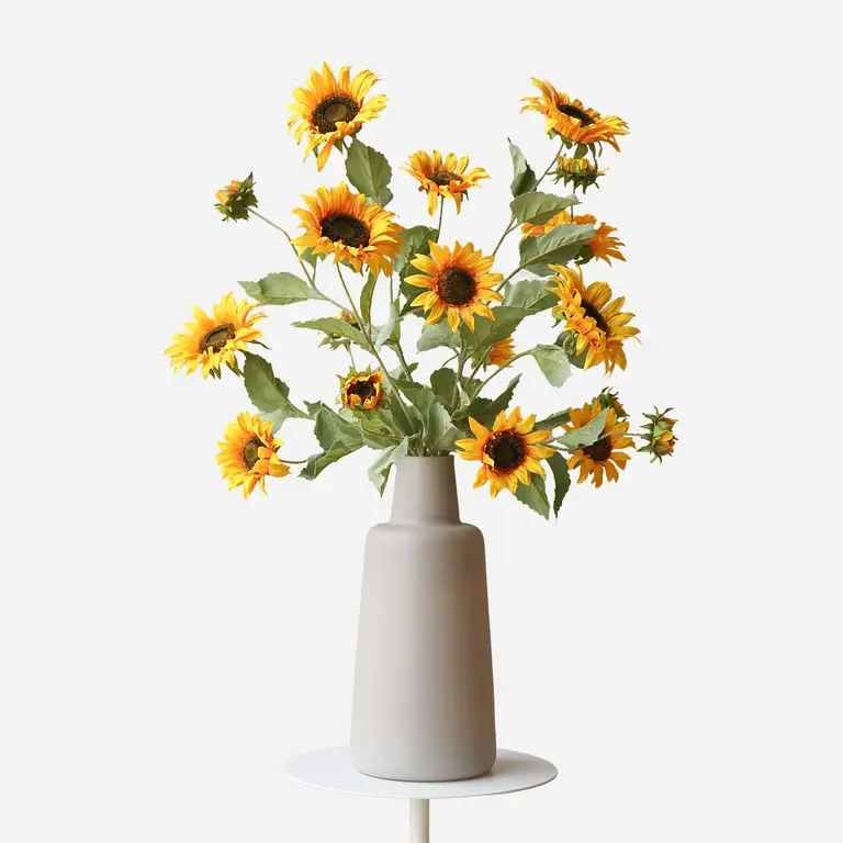 Zijden bloemen boeket Sunny Belle is een zomers boeket met gele zonnebloemen.