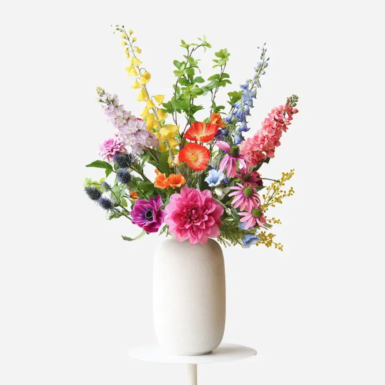 Zijden bloemen boeket Aria Lou is een krachtig en kleurrijk boeket van kunstbloemen in gele, roze, paarse, oranje en blauwe tinten.