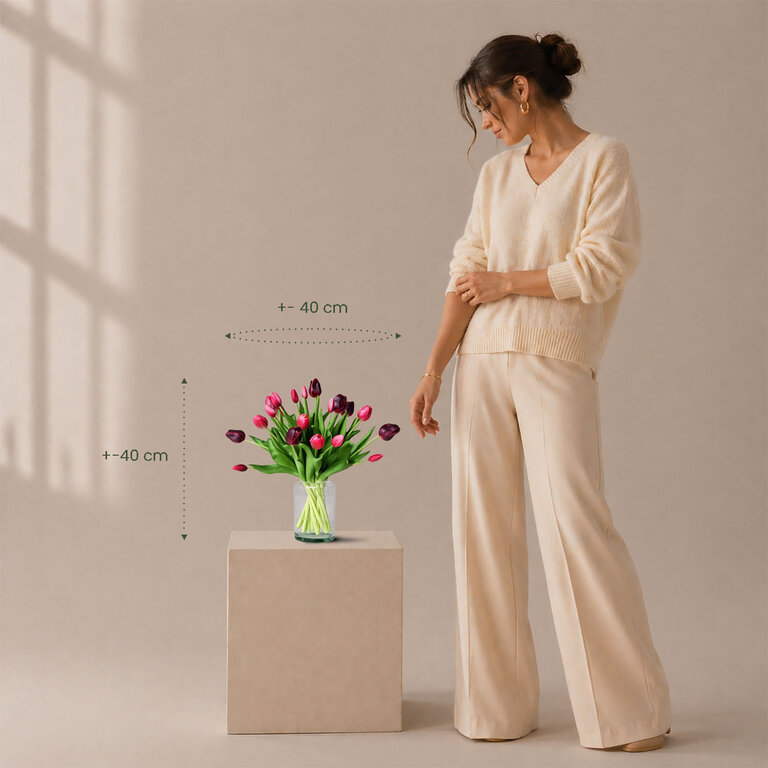 Kunstboeket Tulip Noor is een klein boeket met rode en paarse tulpen.