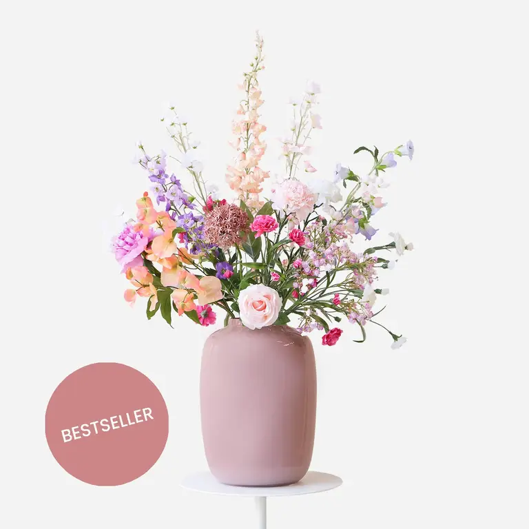 ★ Bestseller! ★<br />
Zijden bloemen boeket Bobbie Lou is een zacht en kleurrijk veldboeket van kunstbloemen in oranje, roze, paarse en witte tinten.