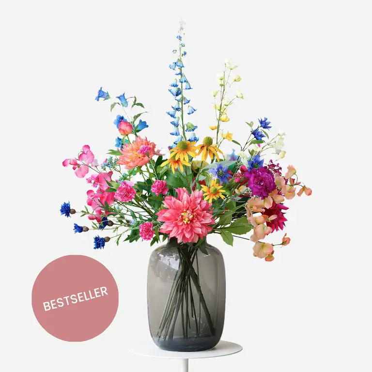 ★ Bestseller! ★<br />
Zijden bloemen boeket Zara Belle is een vol en kleurrijk boeket van kunstbloemen in blauwe, paarse, roze, oranje en gele tinten.