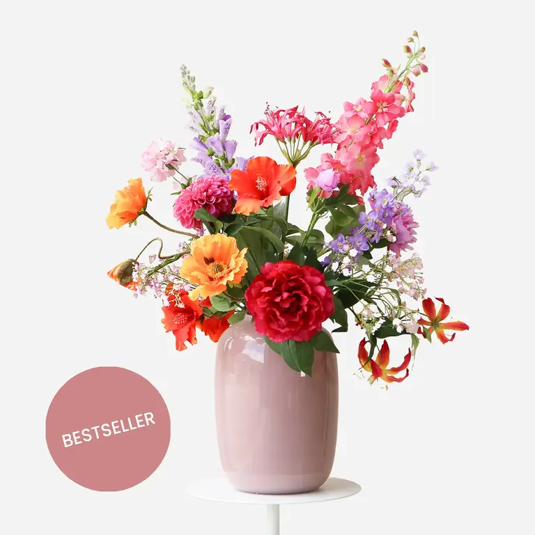 ★ Bestseller! ★<br />
Zijden bloemen boeket Lize Ella is een vol en kleurrijk boeket van kunstbloemen in roze, paarse en oranje tinten.