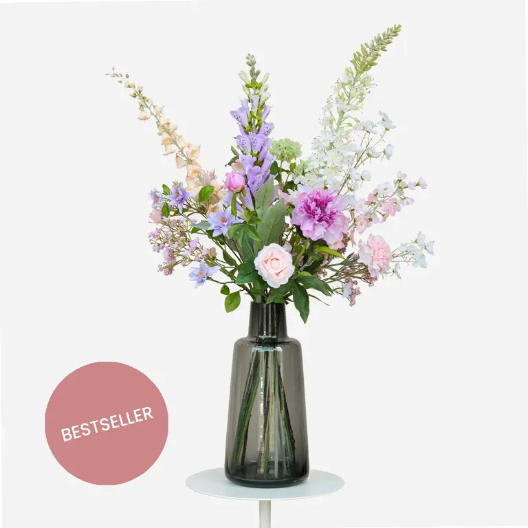 ★ Bestseller! ★<br />
Zijden bloemen boeket Lila Grace is een verfijnd en elegant boeket van kunstbloemen in witte, paarse en roze tinten.