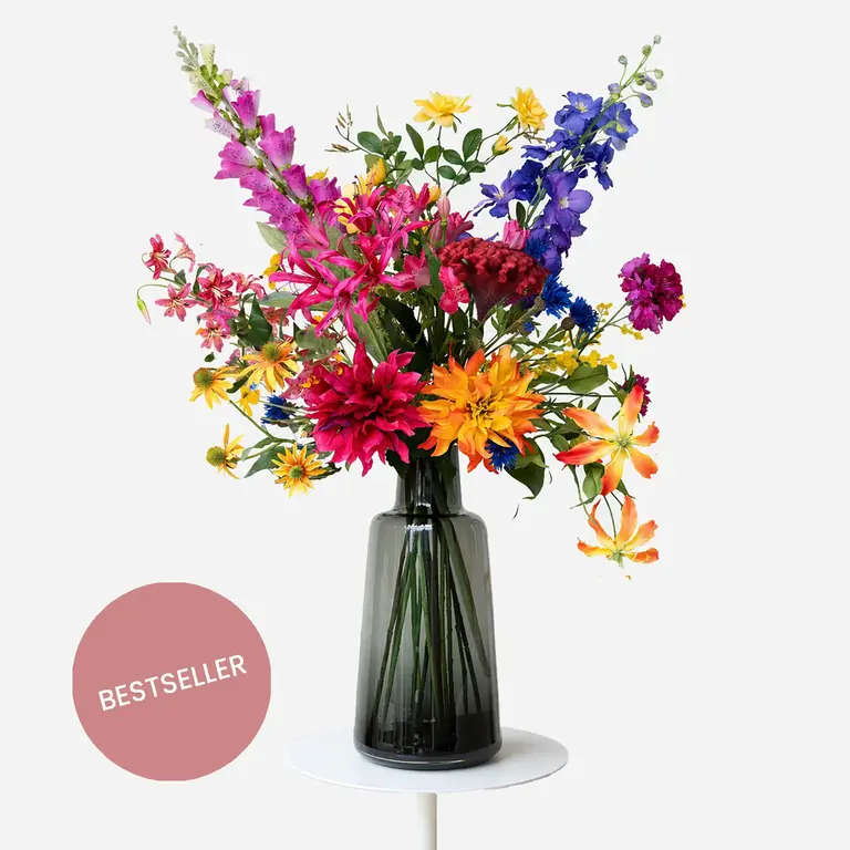 ★ Bestseller! ★<br />
Zijden bloemen boeket Lexie Rae is een groot en kleurrijk boeket van kunstbloemen in gele, blauwe, roze en oranje tinten.