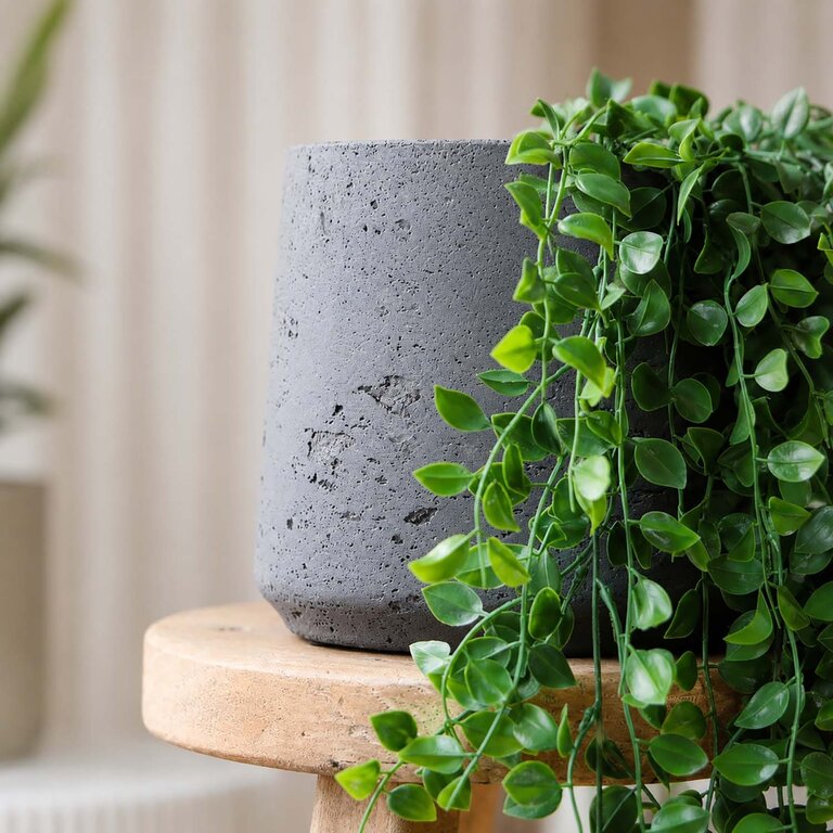 Kunstplant hangend Ficus Pumila met groene bladeren is een hangplant met een natuurgetrouwe uitstraling en een lengte van 80 cm.