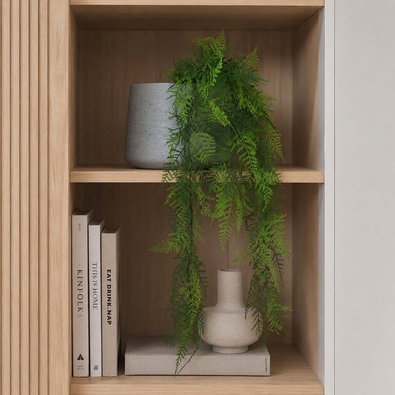 Kunstplant hangend Asparagus Plumosus met groene bladeren is een hangplant met een natuurgetrouwe uitstraling en een lengte van 80 cm.