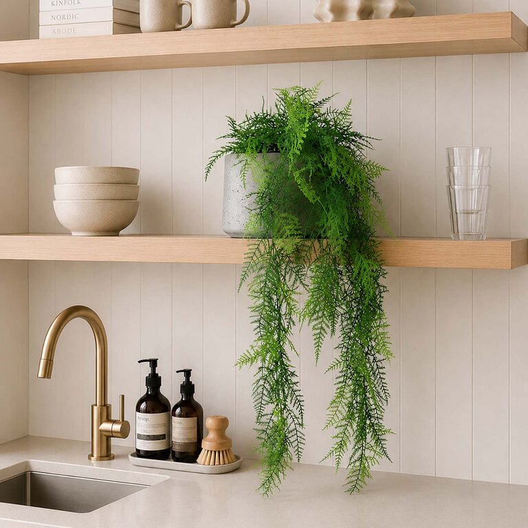 Kunstplant hangend Asparagus Plumosus met groene bladeren is een hangplant met een natuurgetrouwe uitstraling en een lengte van 80 cm.