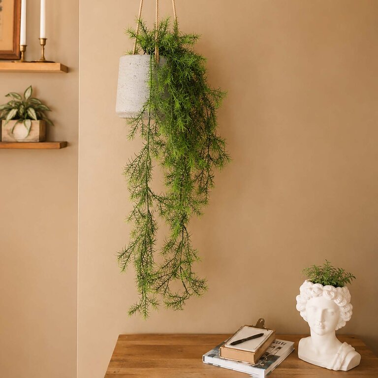 Kunstplant hangend Asparagus Sprengeri met groene bladeren is een hangplant met een natuurgetrouwe uitstraling en een lengte van 75 cm.