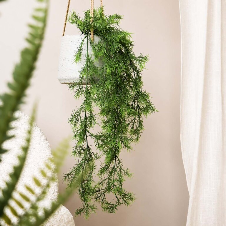 Kunstplant hangend Asparagus Sprengeri met groene bladeren is een hangplant met een natuurgetrouwe uitstraling en een lengte van 75 cm.