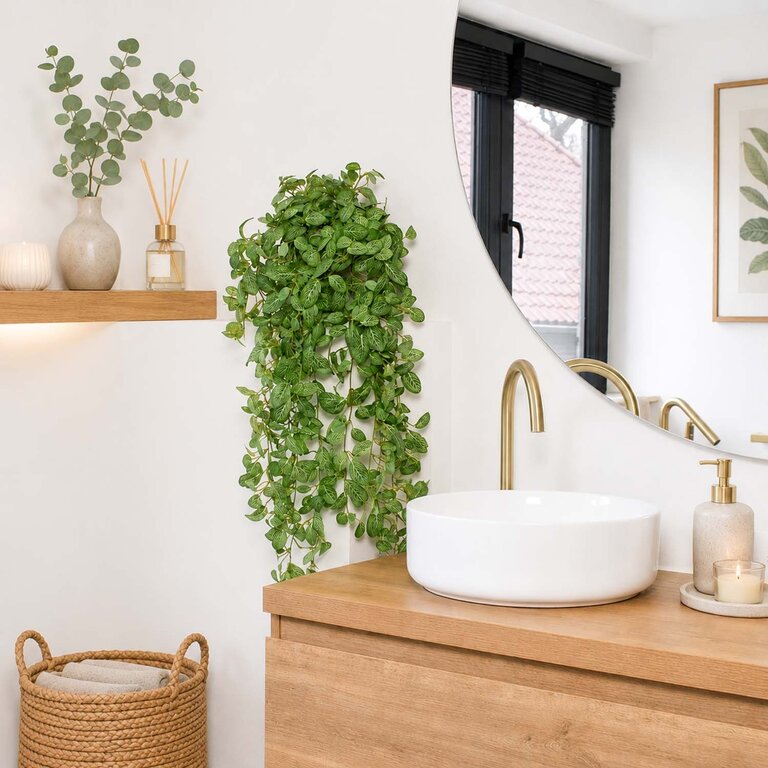 Kunstplant hangend Fittonia met groene bladeren is een hangplant met een natuurgetrouwe uitstraling en een lengte van 95 cm.