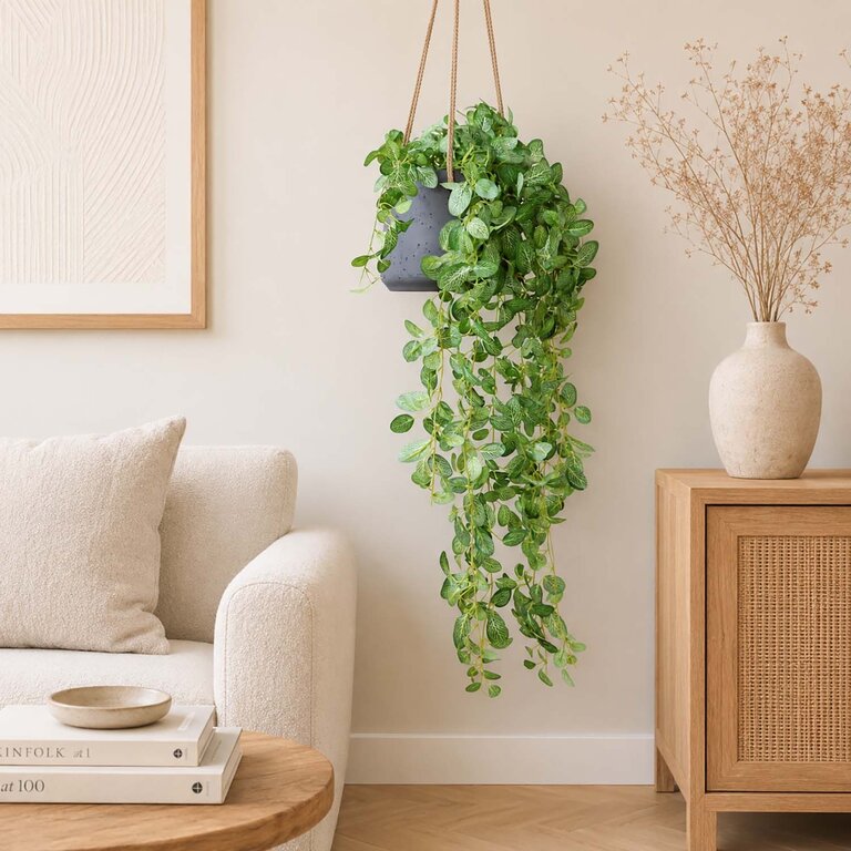 Kunstplant hangend Fittonia met groene bladeren is een hangplant met een natuurgetrouwe uitstraling en een lengte van 95 cm.