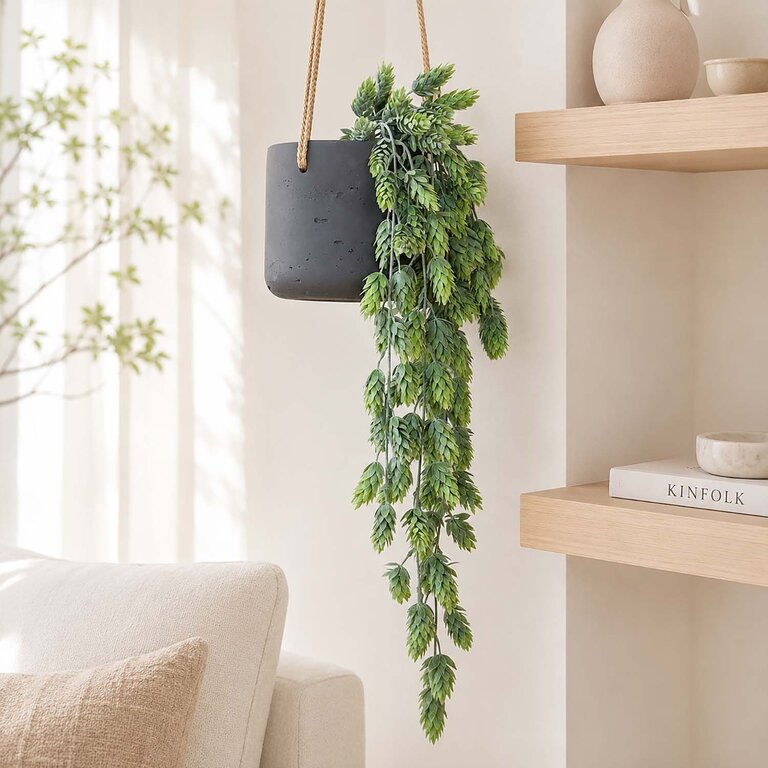 Kunstplant hangend Hop met groene bladeren is een hangplant met een natuurgetrouwe uitstraling en een lengte van 70 cm.