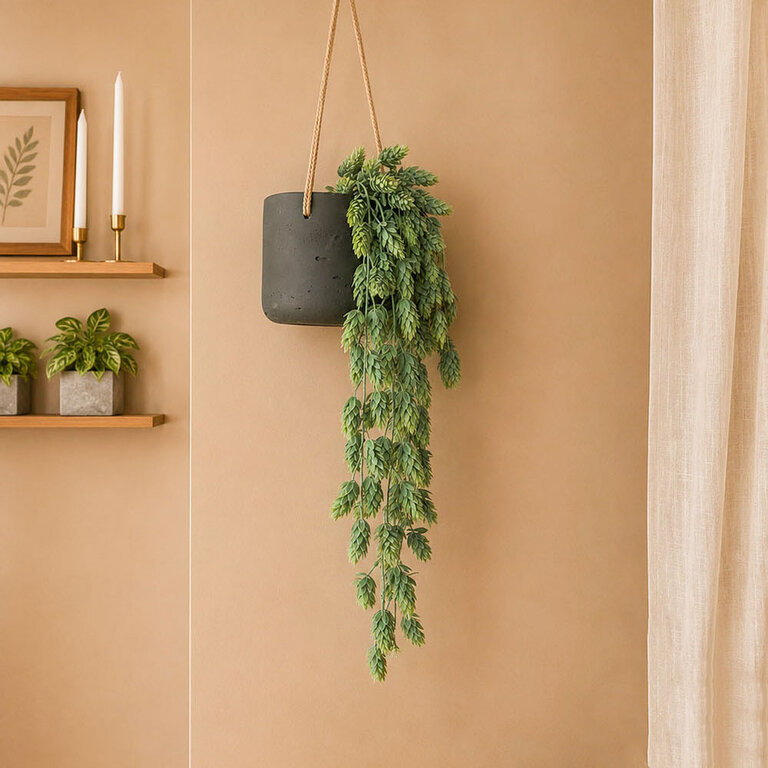 Kunstplant hangend Hop met groene bladeren is een hangplant met een natuurgetrouwe uitstraling en een lengte van 70 cm.