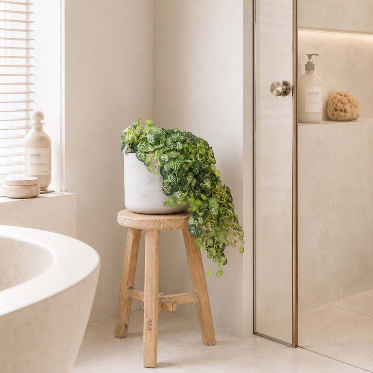 Kunstplant hangend Saxifraga met groenwitte bladeren is een hangplant met een natuurgetrouwe uitstraling en een lengte van 50 cm.