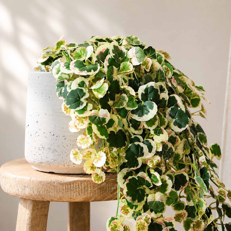 Kunstplant hangend Aardbeiplant met groene bladeren is een hangplant met een natuurgetrouwe uitstraling en een lengte van 50 cm.