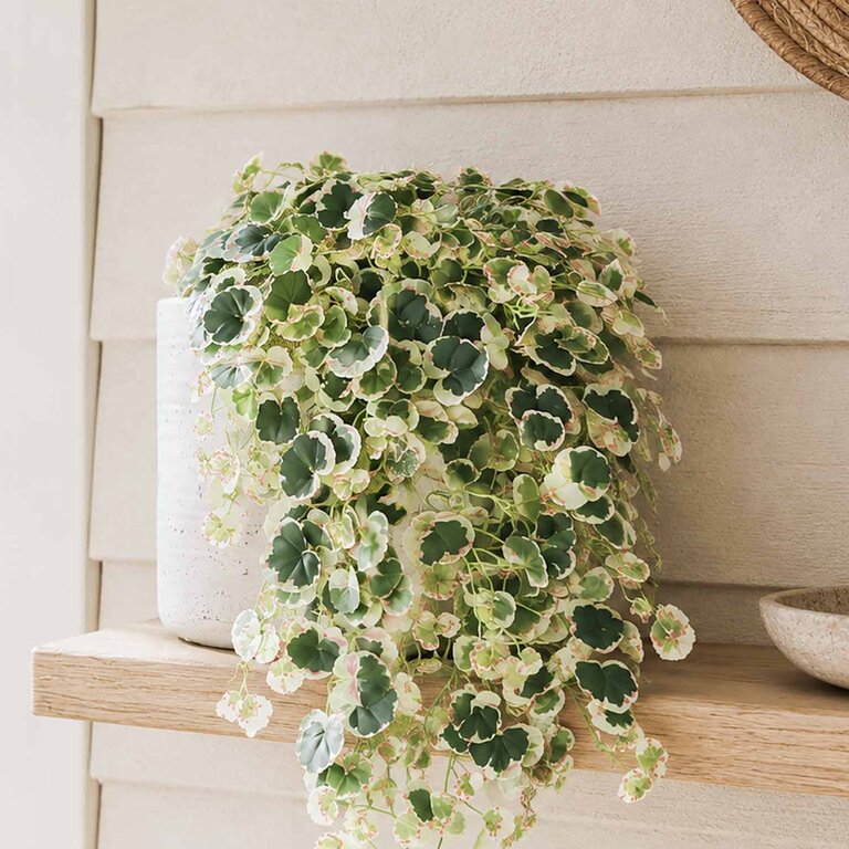 Kunstplant hangend Aardbeiplant met groene bladeren is een hangplant met een natuurgetrouwe uitstraling en een lengte van 50 cm.