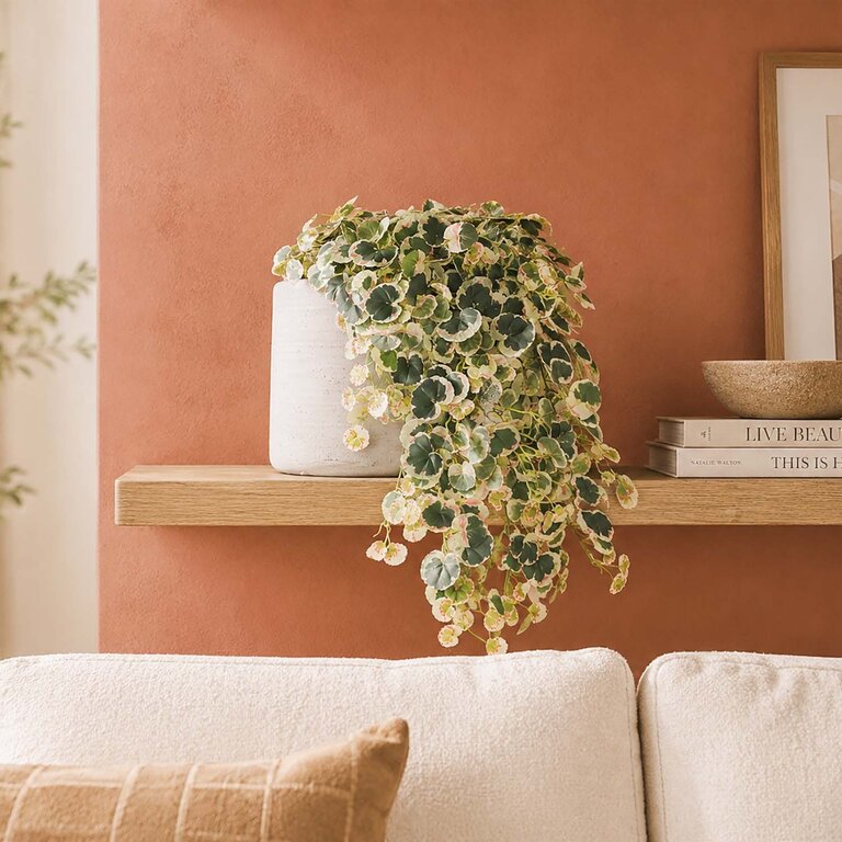 Kunstplant hangend Aardbeiplant met groene bladeren is een hangplant met een natuurgetrouwe uitstraling en een lengte van 50 cm.
