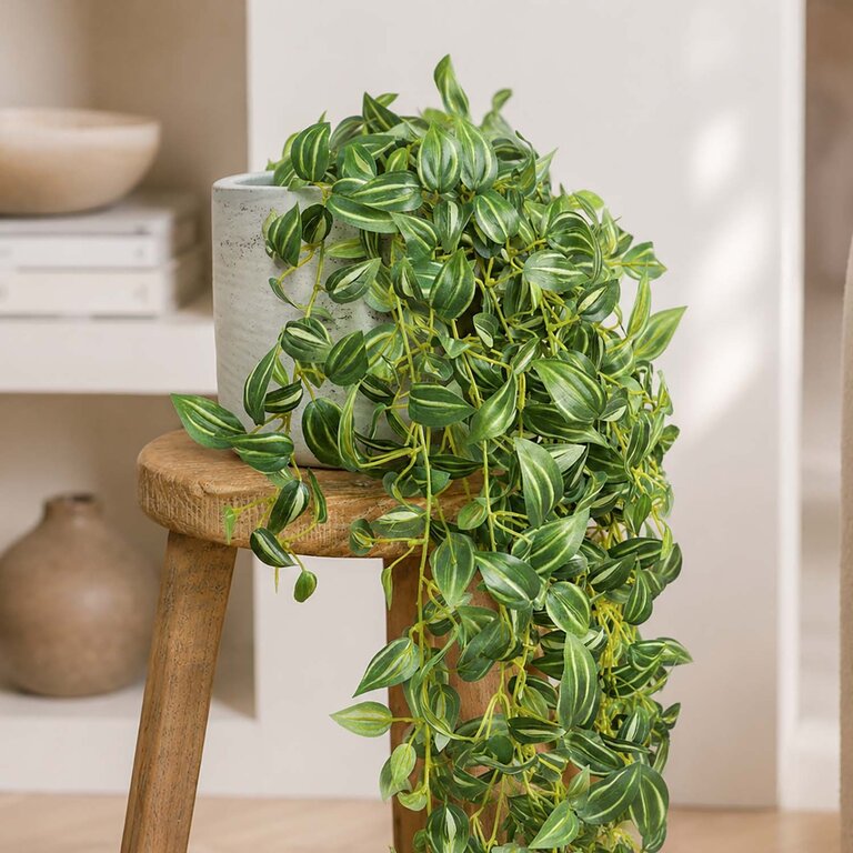 Kunstplant hangend Tradescantia met groene bladeren is een hangplant met een natuurgetrouwe uitstraling en een lengte van 95 cm.