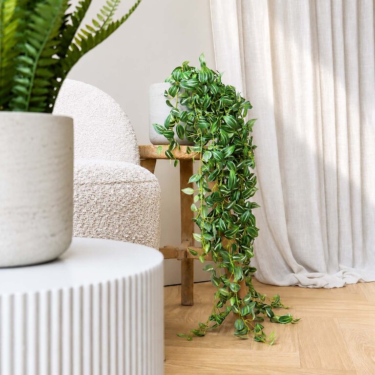 Kunstplant hangend Tradescantia met groene bladeren is een hangplant met een natuurgetrouwe uitstraling en een lengte van 95 cm.
