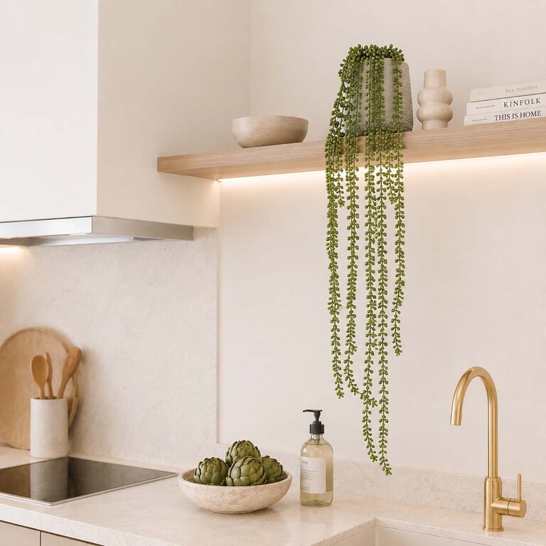 Kunstplant hangend Senecio met groene bladeren is een hangplant met een natuurgetrouwe uitstraling en een lengte van 90 cm.