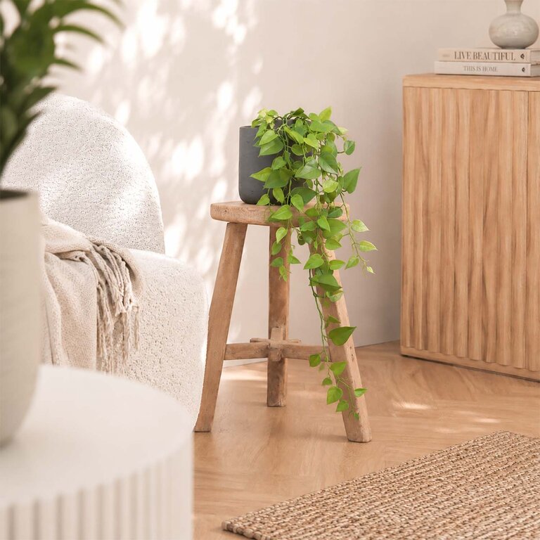 Kunstplant hangend Philodendron met groene bladeren is een hangplant met een natuurgetrouwe uitstraling en een lengte van 90 cm.